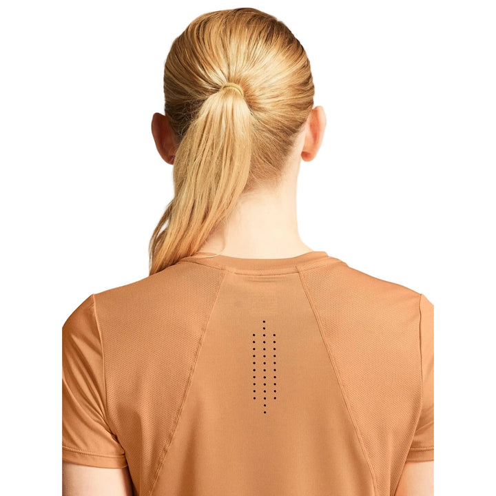 Close-up view of the recycled performance fabric on the Craft ADV Essence SS Tee 2 Women&