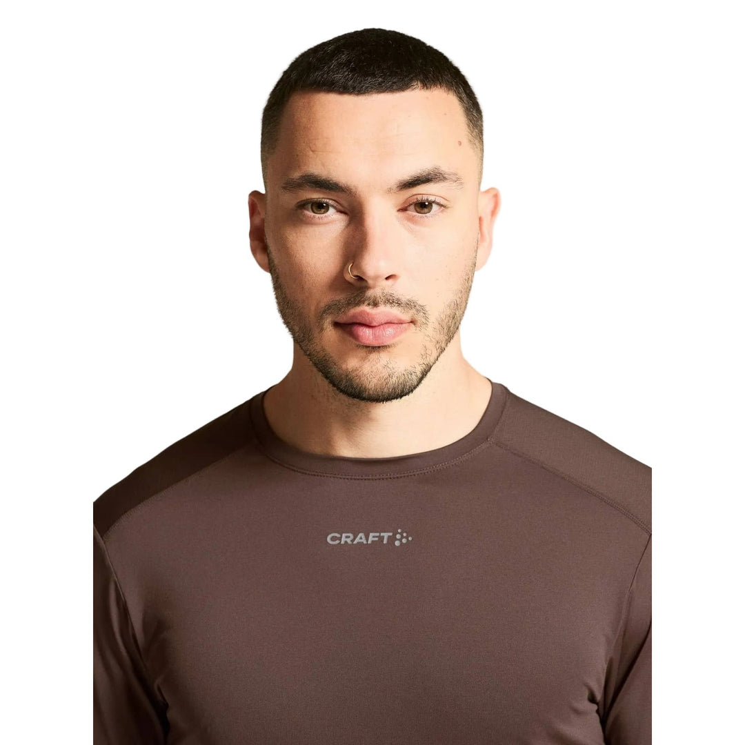 Close-up view of the lightweight performance fabric on the Craft ADV Essence LS Tee 2 Men&