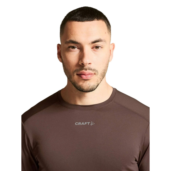 Close-up view of the lightweight performance fabric on the Craft ADV Essence LS Tee 2 Men&