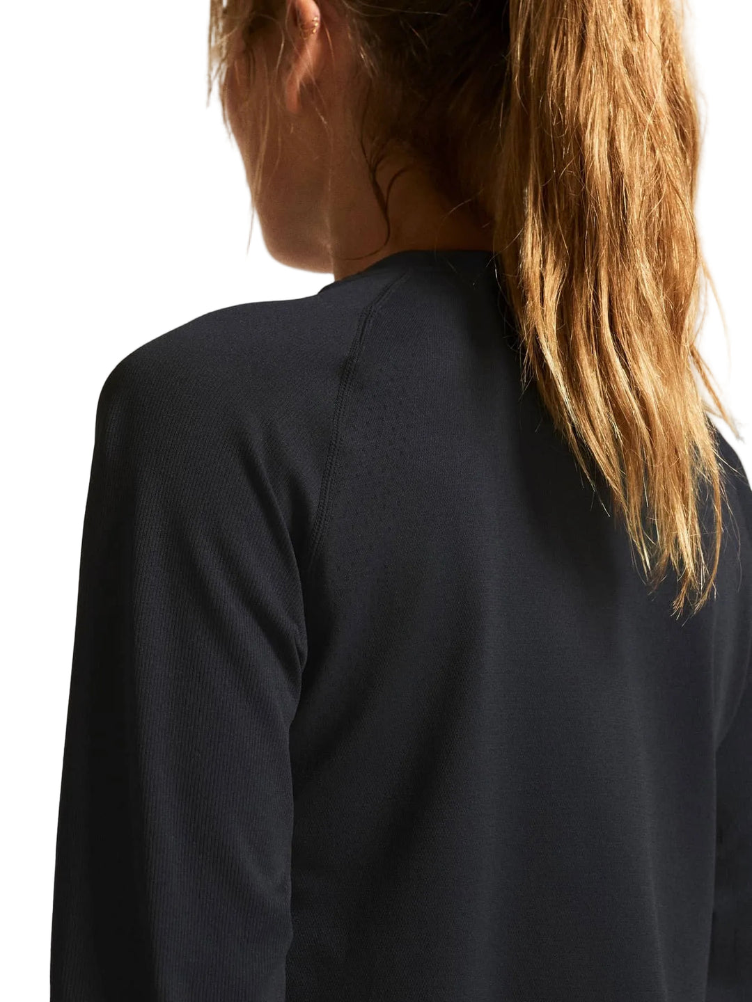 Female athlete wearing Craft Dry Active Comfort LS 2 Women&