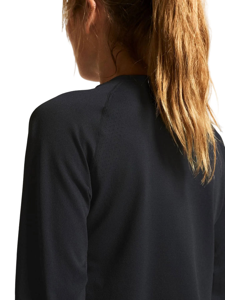 Female athlete wearing Craft Dry Active Comfort LS 2 Women&