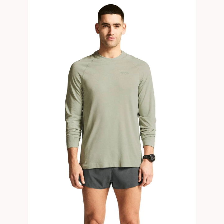 Male model wearing Craft Active Comfort LS 2 in Pigeon, versatile long-sleeve base layer designed for training and outdoor activities.