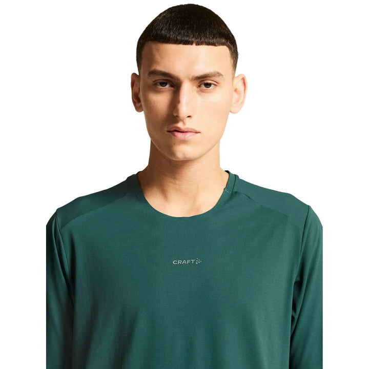 Close-up view of the lightweight breathable fabric on the Craft Hypervent Tee Men&