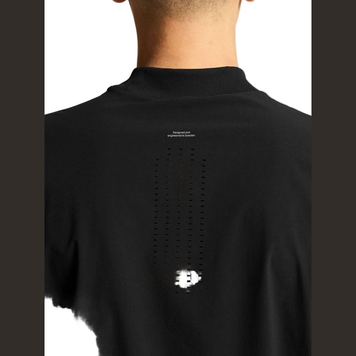 Close-up view of the lightweight wind-resistant fabric on the Craft Hypervent Wind Top Men&