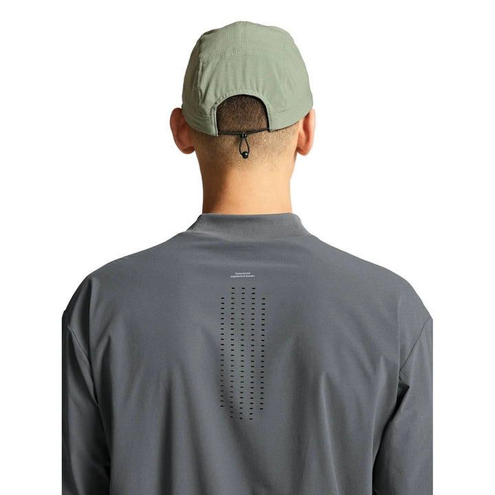 Close-up view of the lightweight wind-resistant fabric on the Craft Hypervent Wind Top Men&