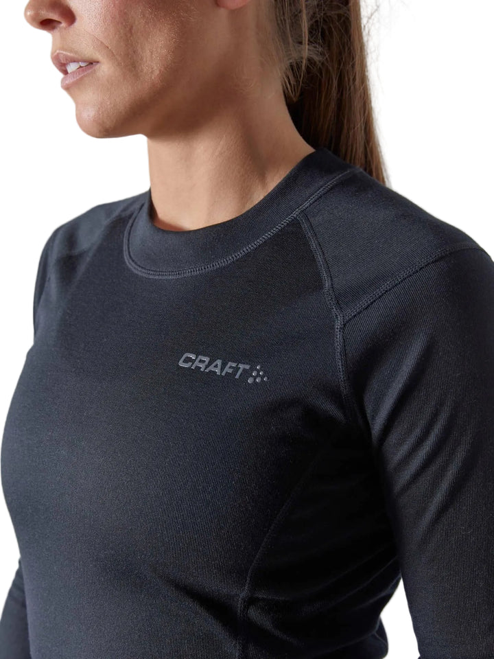 Women model wearing Craft Core Warm Baselayer Outfit