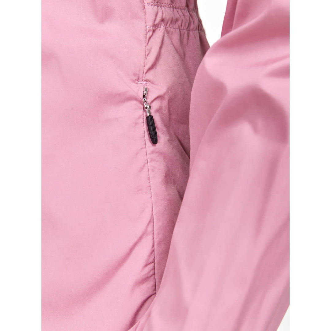 Women’s lightweight wind-repellent sports jacket in pastel colour with zip pockets and slim fit.