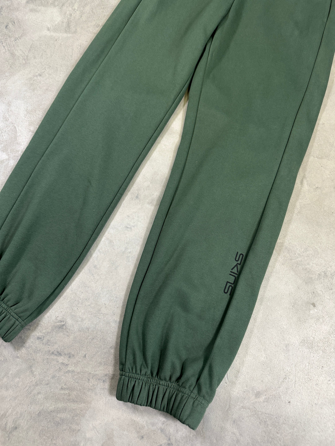 SKINS Series 3 women’s Active Trackpant – Dark Moss