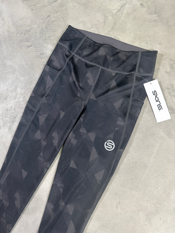 SKINS SERIES-3 Women’s Long Tights PKT 2.0 – Charcoal Geo