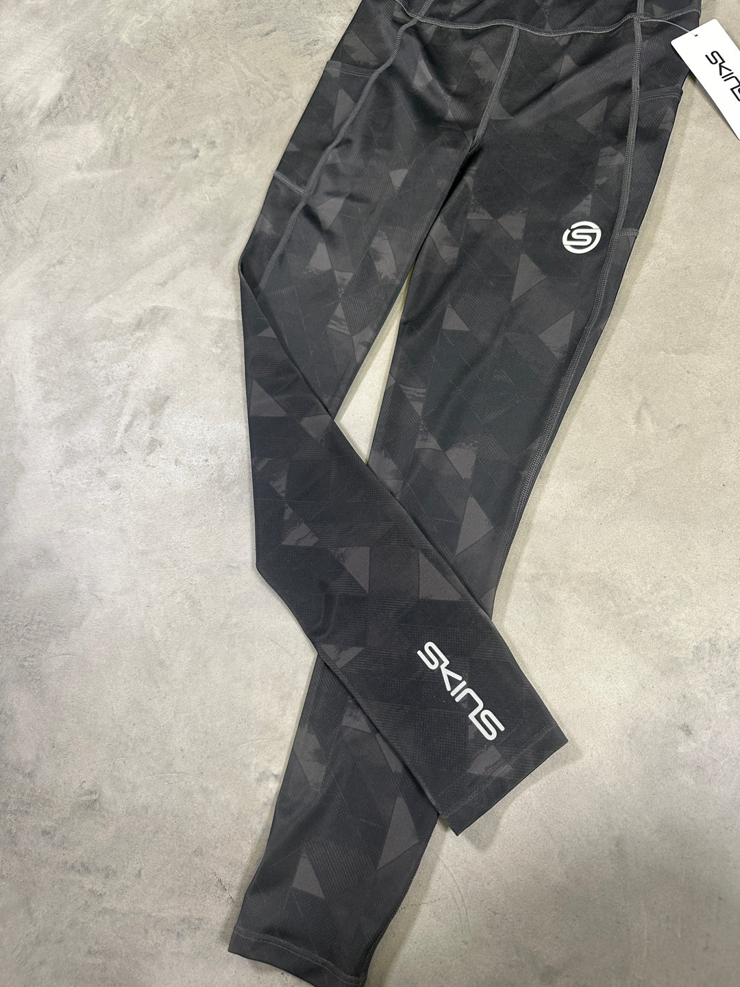 SKINS SERIES-3 Women’s Long Tights PKT 2.0 – Charcoal Geo
