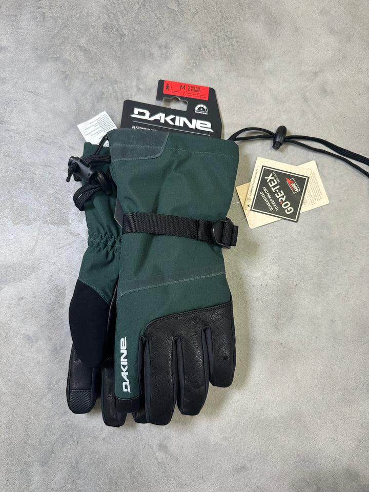 Dakine Women’s Fleetwood GORE-TEX Glove with waterproof GORE-TEX membrane, high-loft insulation, leather palm, and extended cuff.
