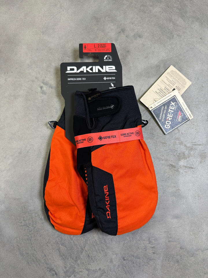 Dakine Impreza GORE-TEX  with waterproof GORE-TEX membrane, high-loft insulation, fleece lining, and leather palm.
